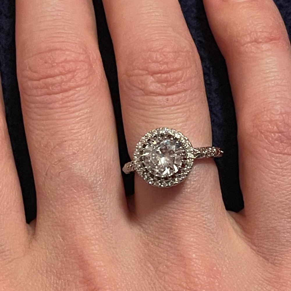 Gorgeous925 Silver Round Cut White Sapphire Ring - Picture 6 of 7